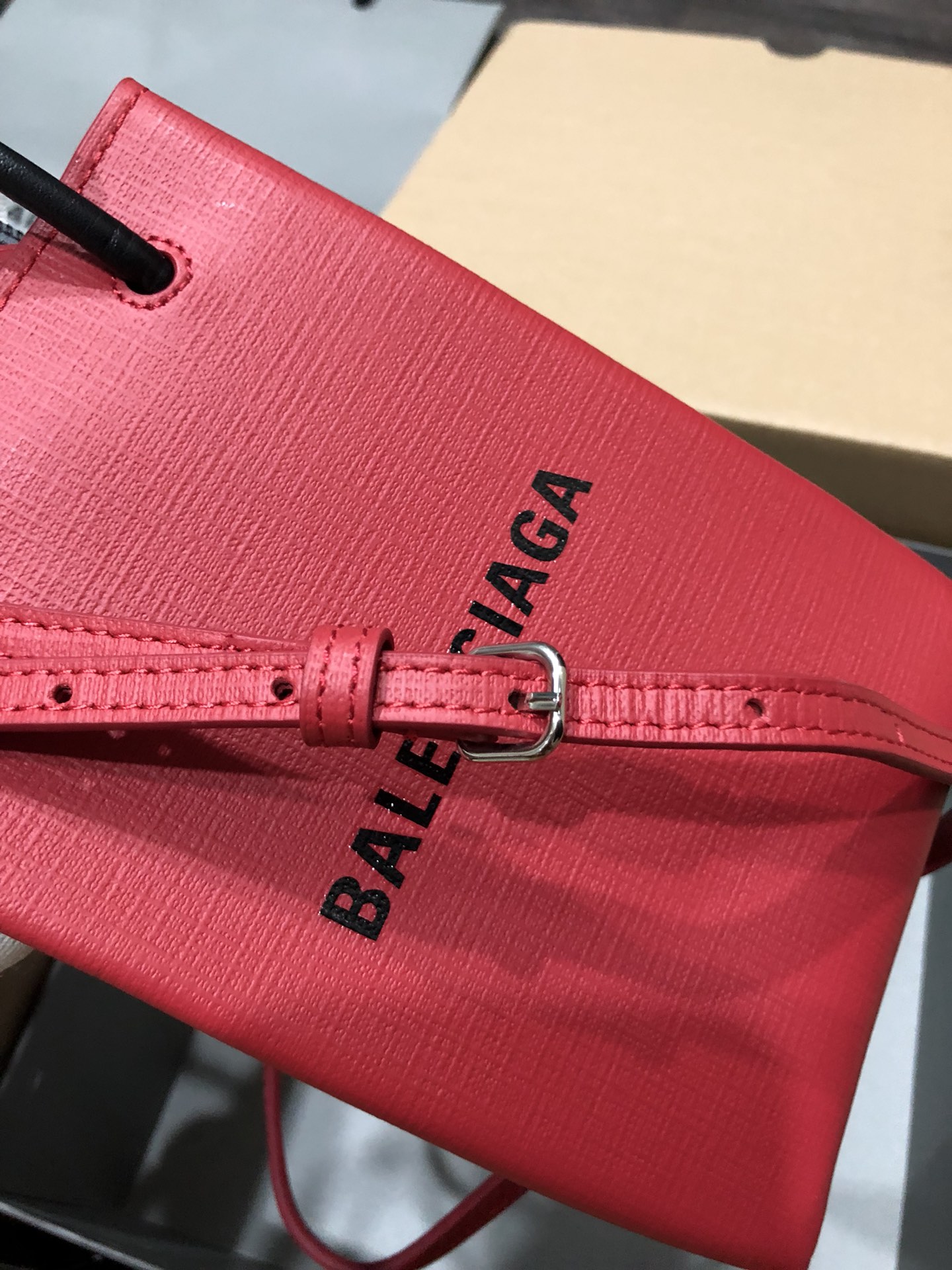 一比一複刻BALENCIAGA巴黎世家 Shopping 方格牛皮革手機包 紅色