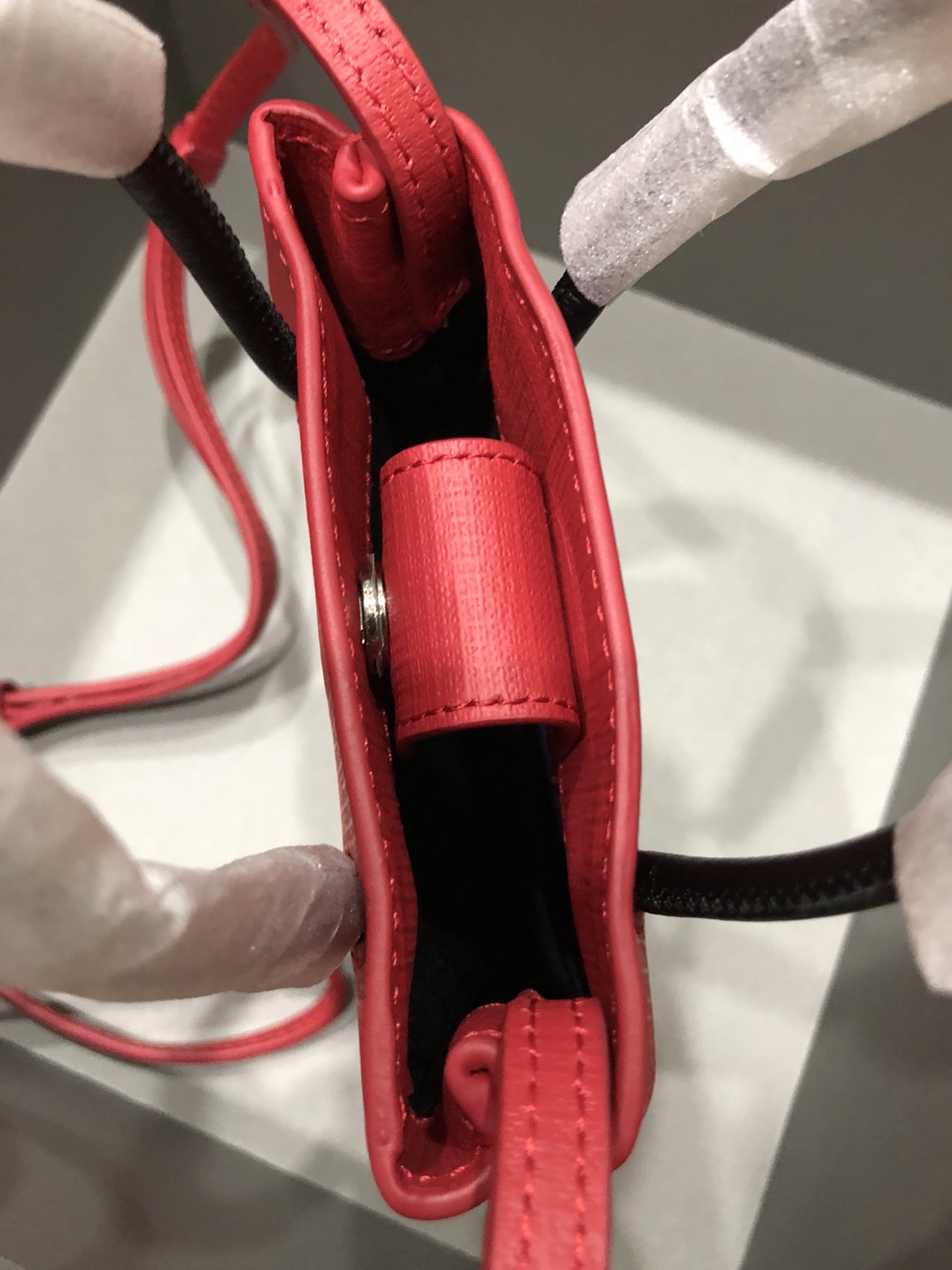 一比一複刻BALENCIAGA巴黎世家 Shopping 方格牛皮革手機包 紅色