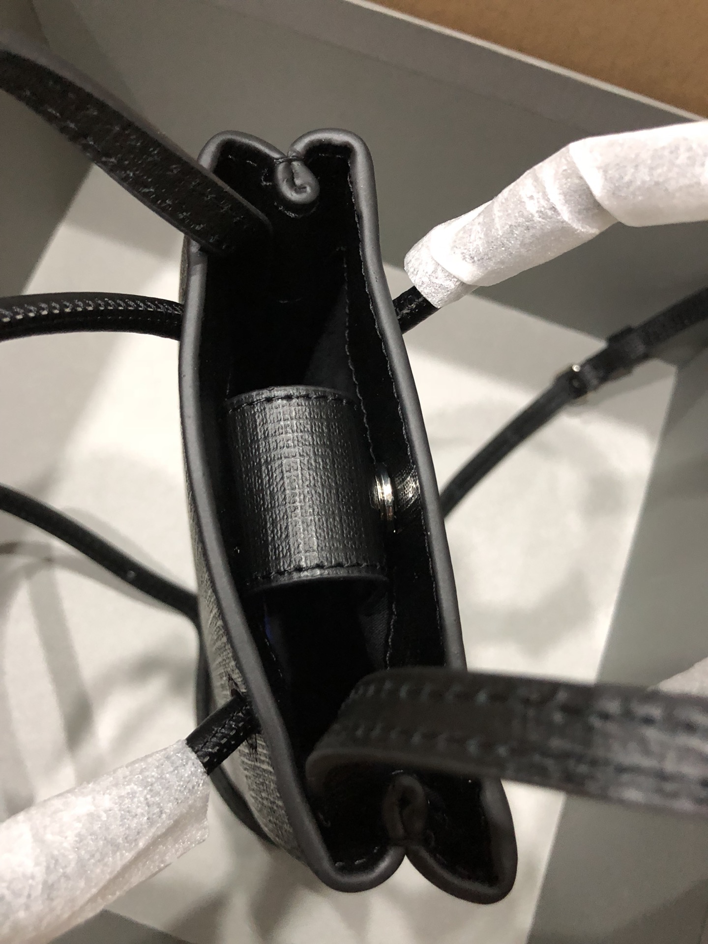 一比一複刻BALENCIAGA巴黎世家 Shopping 方格牛皮革手機包 黑色