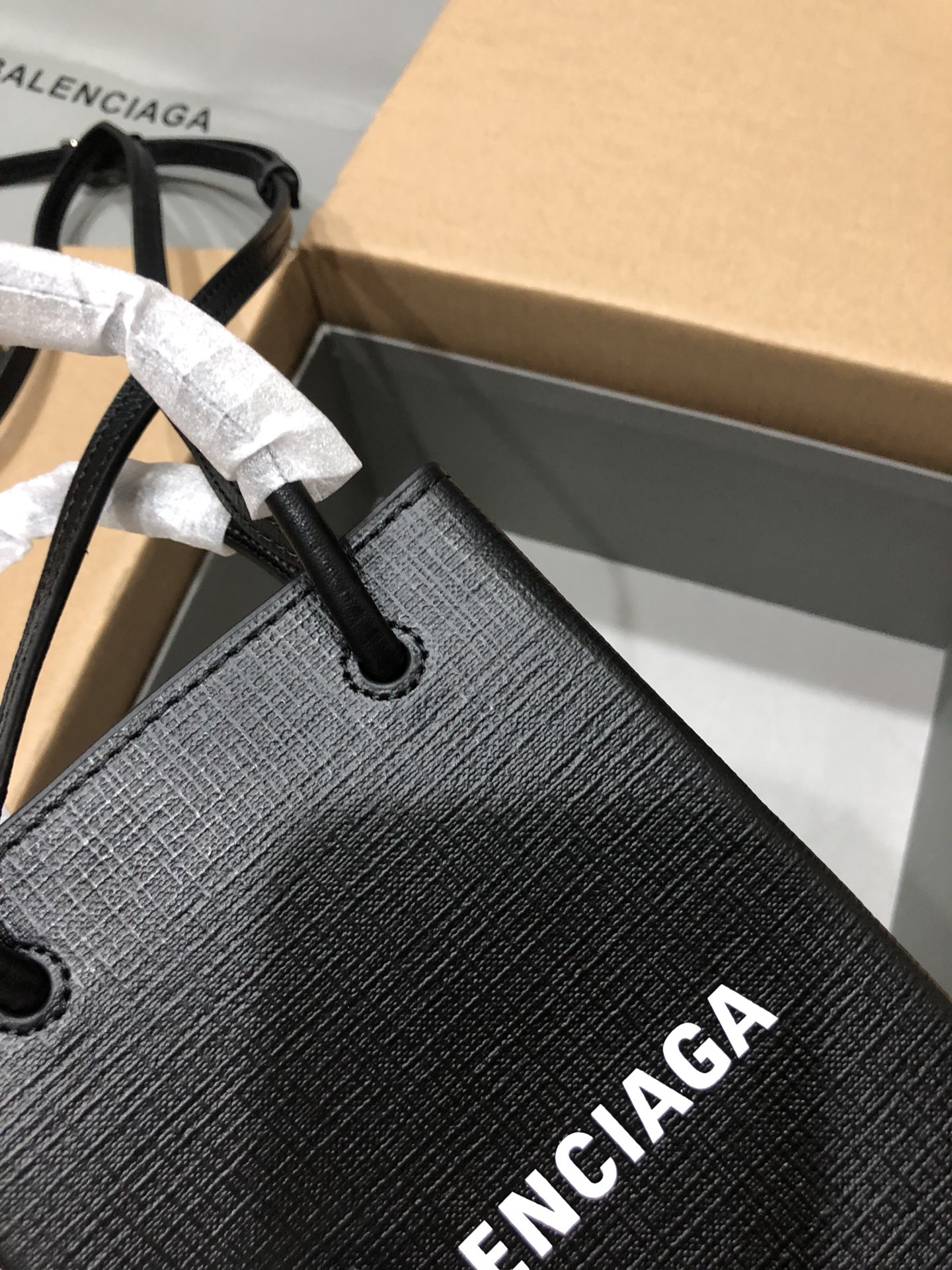 一比一複刻BALENCIAGA巴黎世家 Shopping 方格牛皮革手機包 黑色