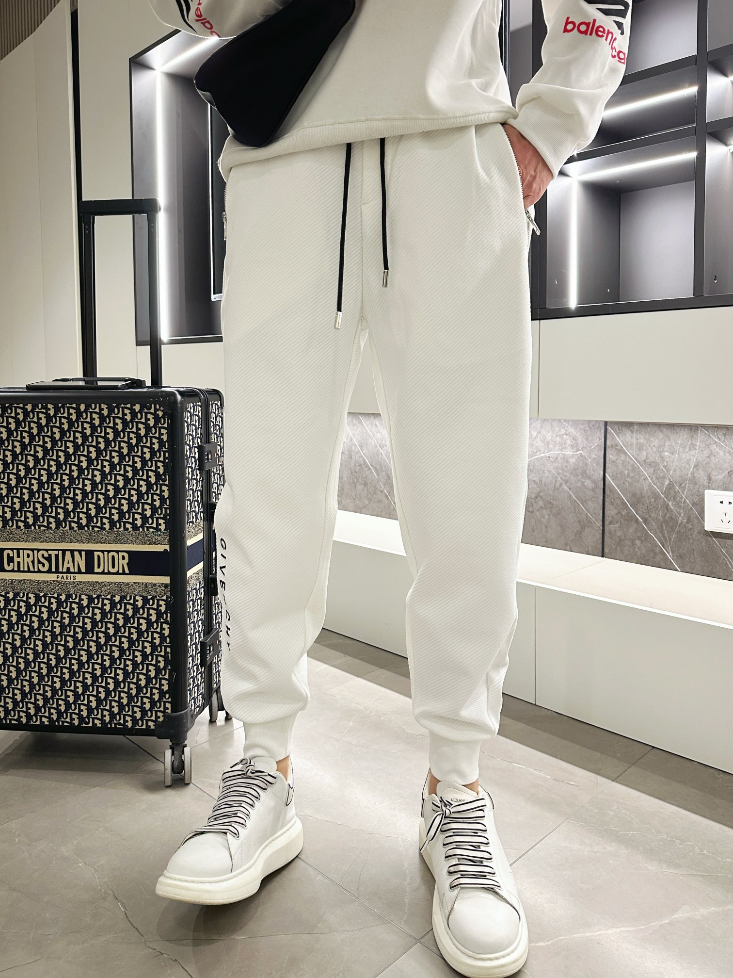 精緻白色 頂級原單高仿紀梵希休閒褲官網同步發售