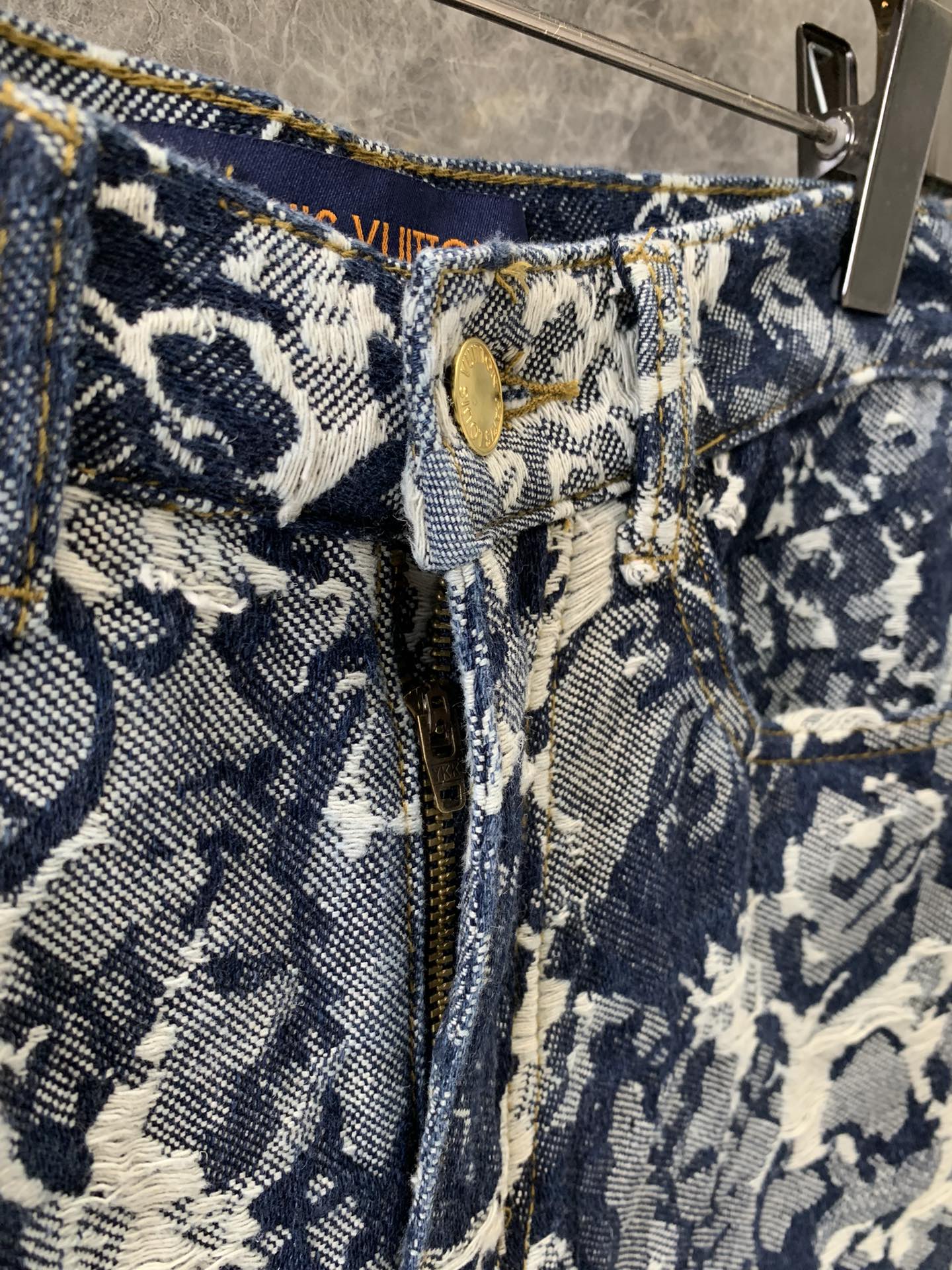 春夏新品花奔後袋真皮皮標女款高仿牛仔短褲