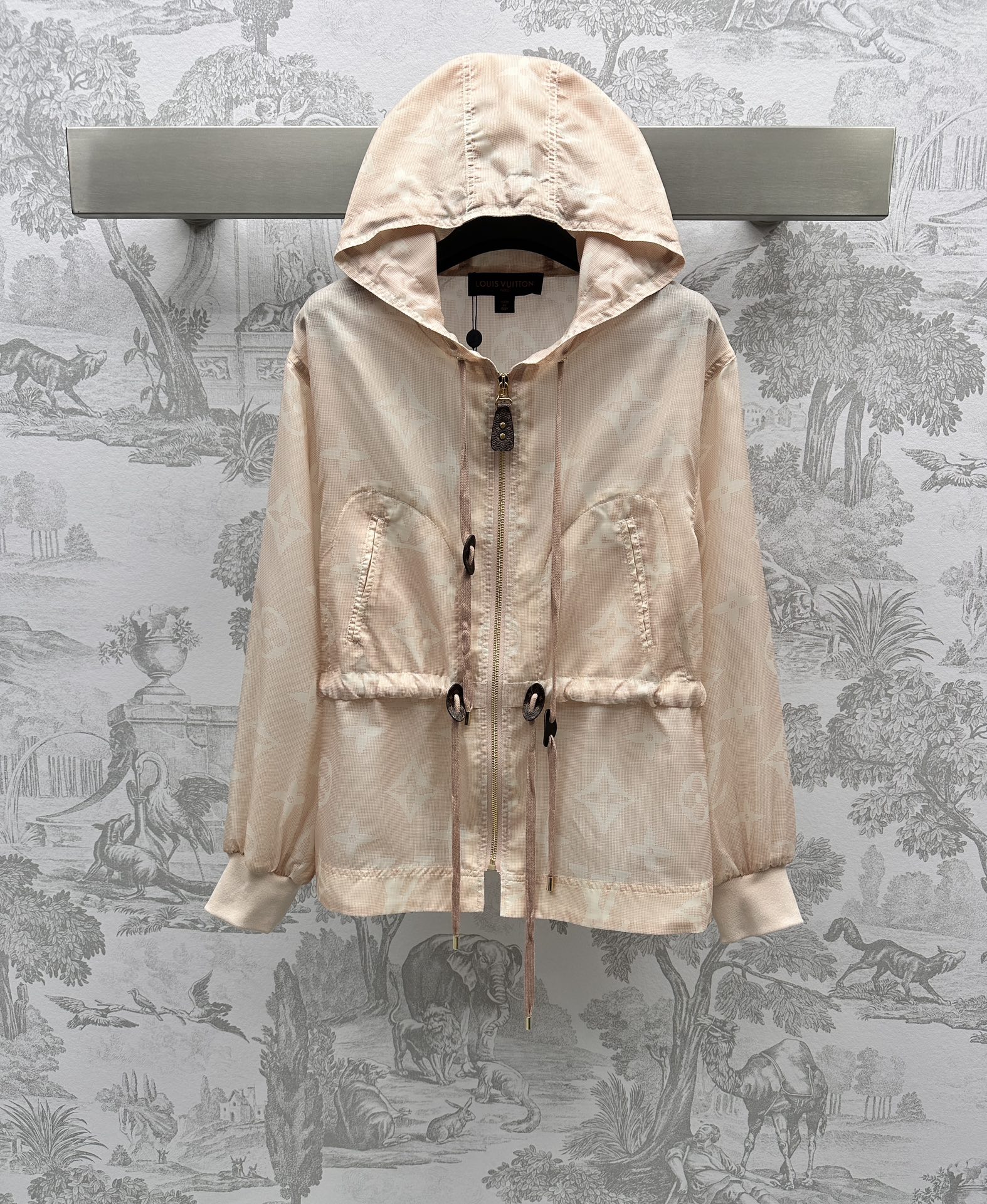 路易威登新品上架高仿老花防曬外套薄款女款連帽衣服