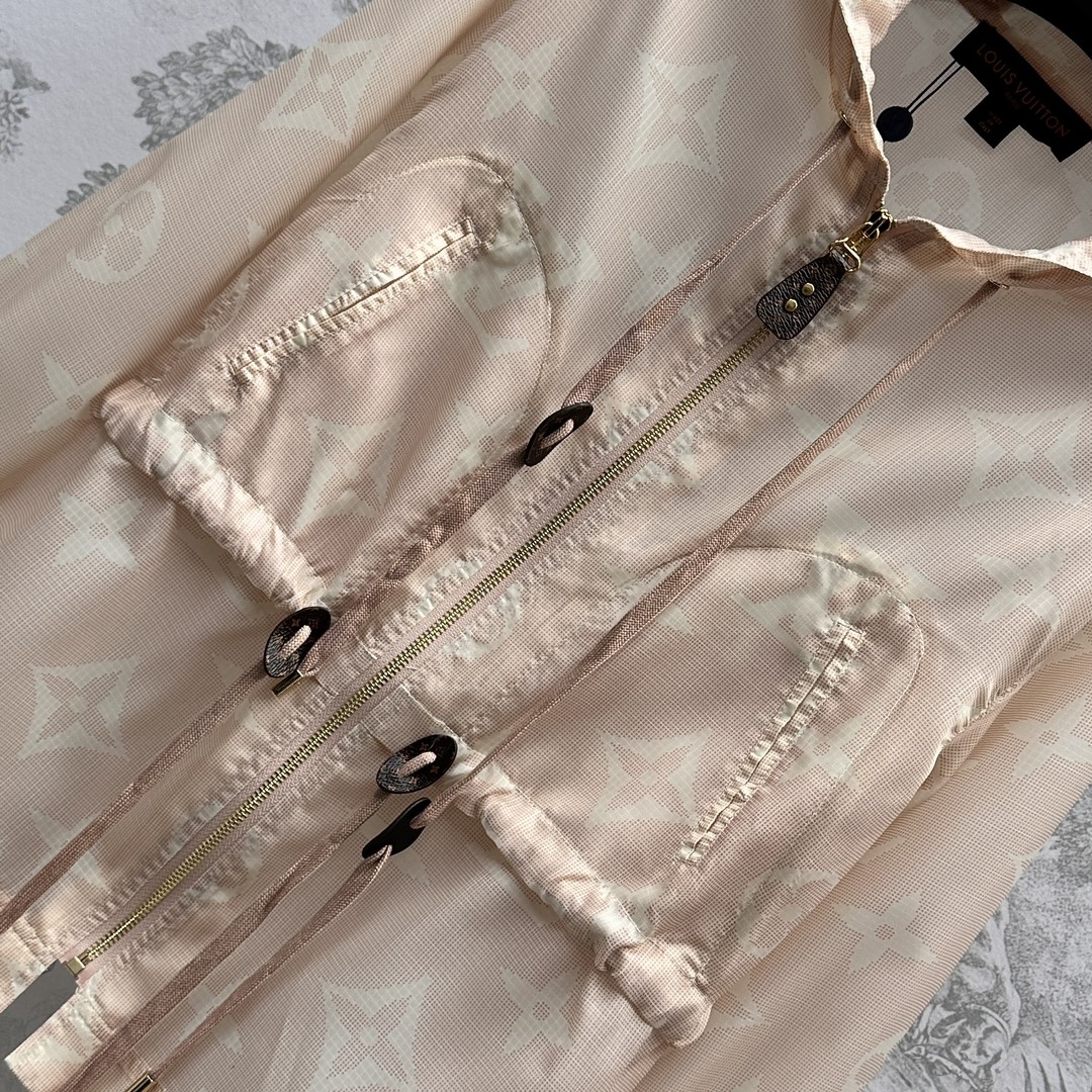 路易威登新品上架高仿老花防曬外套薄款女款連帽衣服