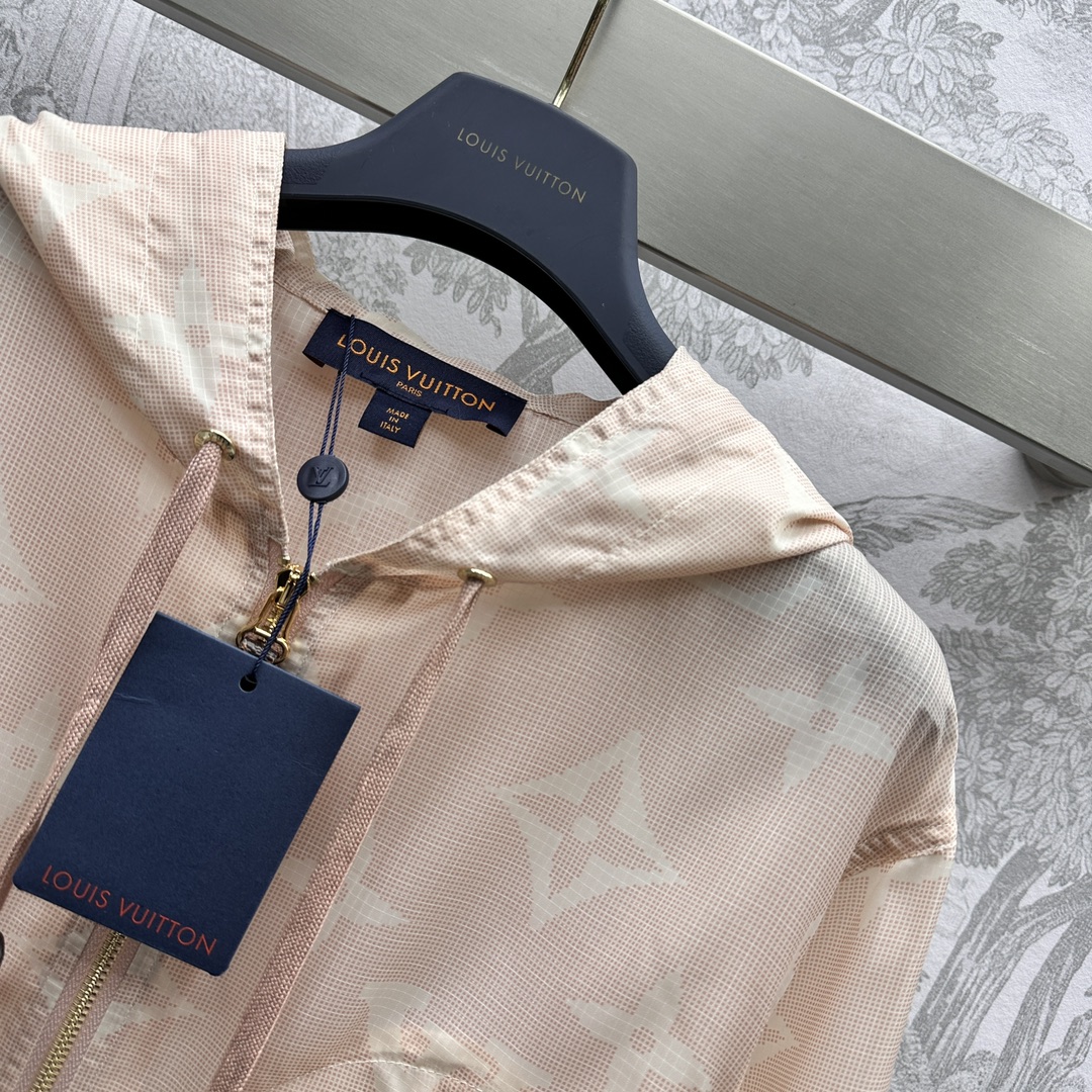 路易威登新品上架高仿老花防曬外套薄款女款連帽衣服
