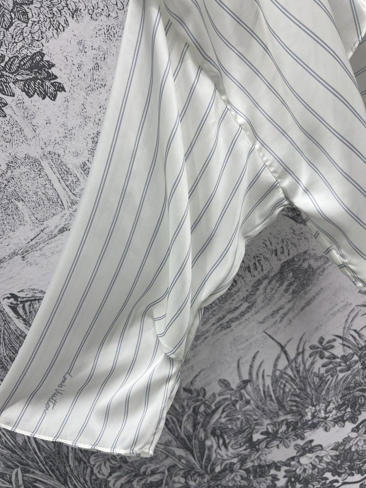 杜鵑同款 字母條紋時尚高仿LV薄外套超級好看的衣服