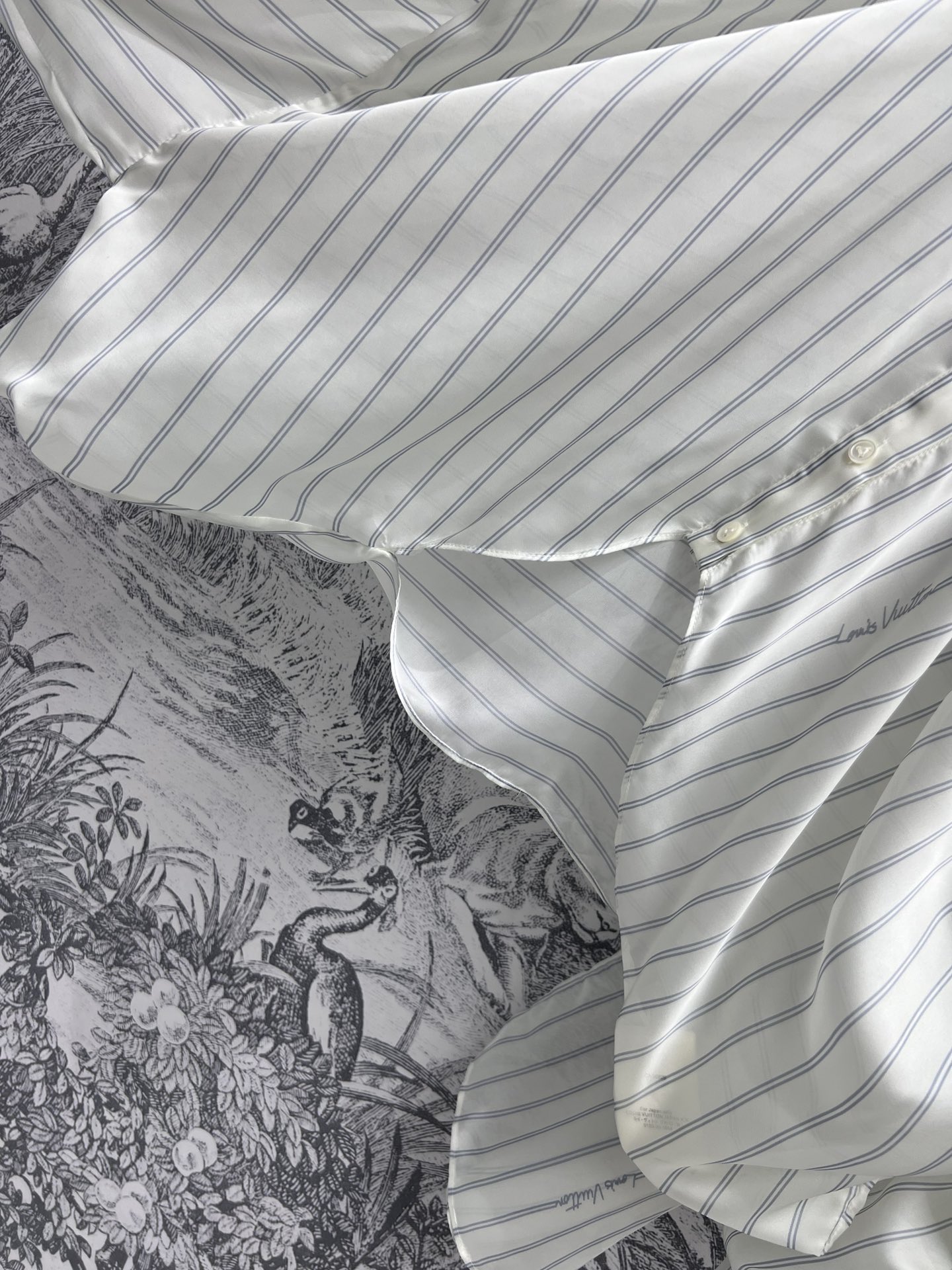 杜鵑同款 字母條紋時尚高仿LV薄外套超級好看的衣服