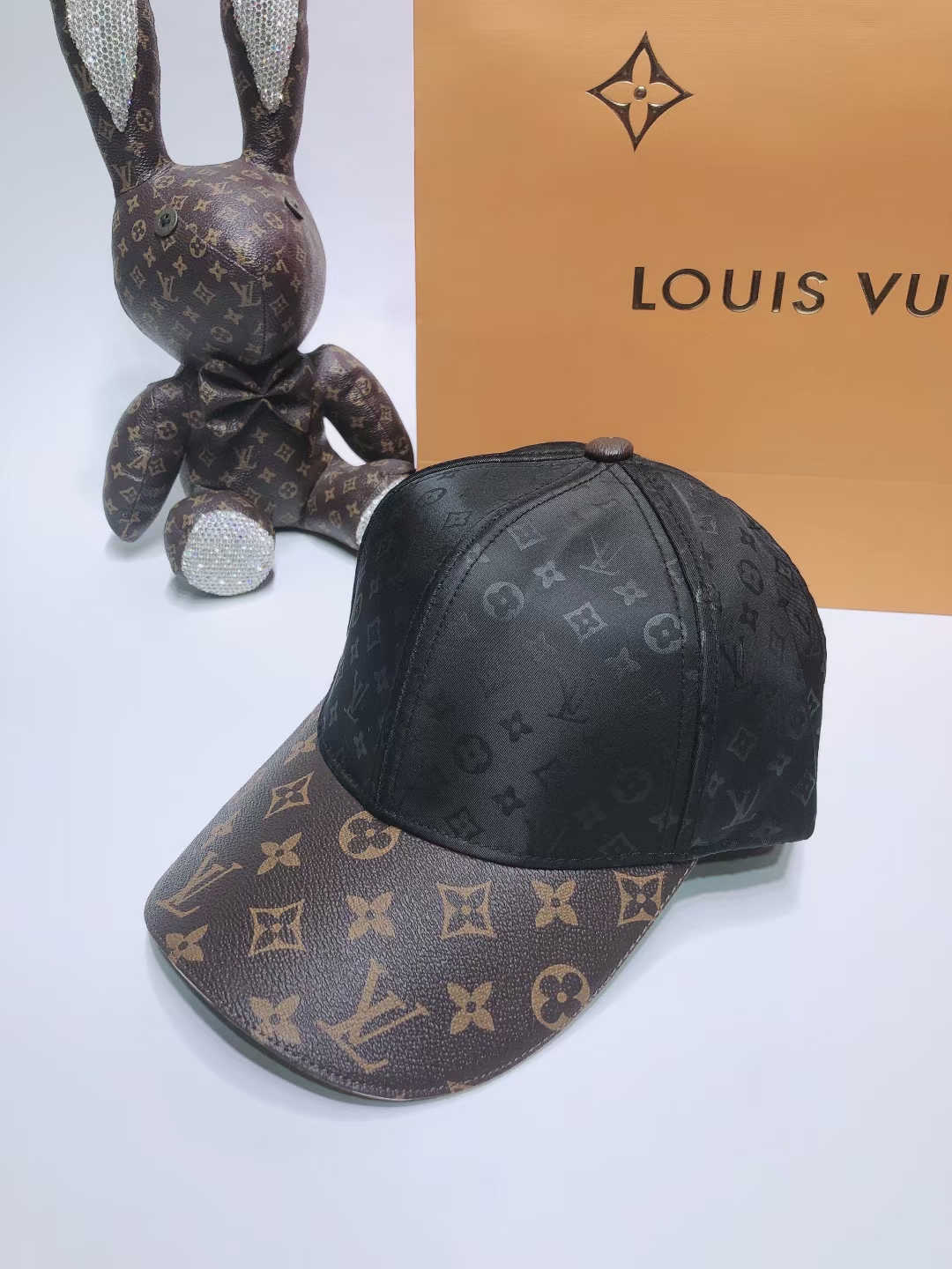 路易威登LV撞色設計高仿鴨舌帽	棒球帽