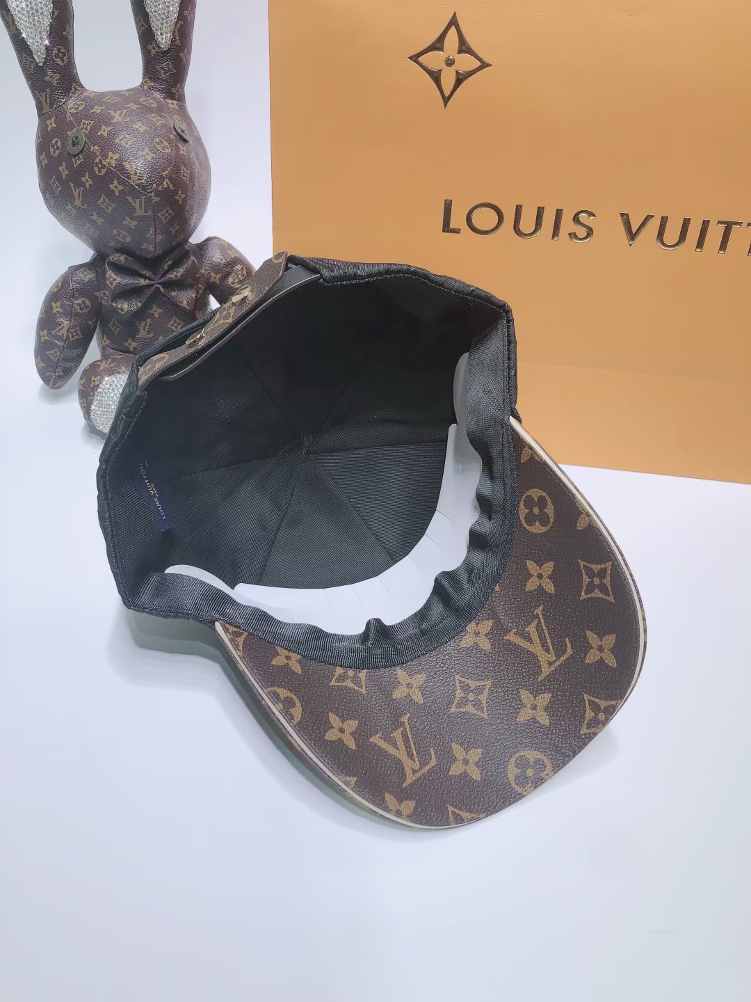 路易威登LV撞色設計高仿鴨舌帽	棒球帽