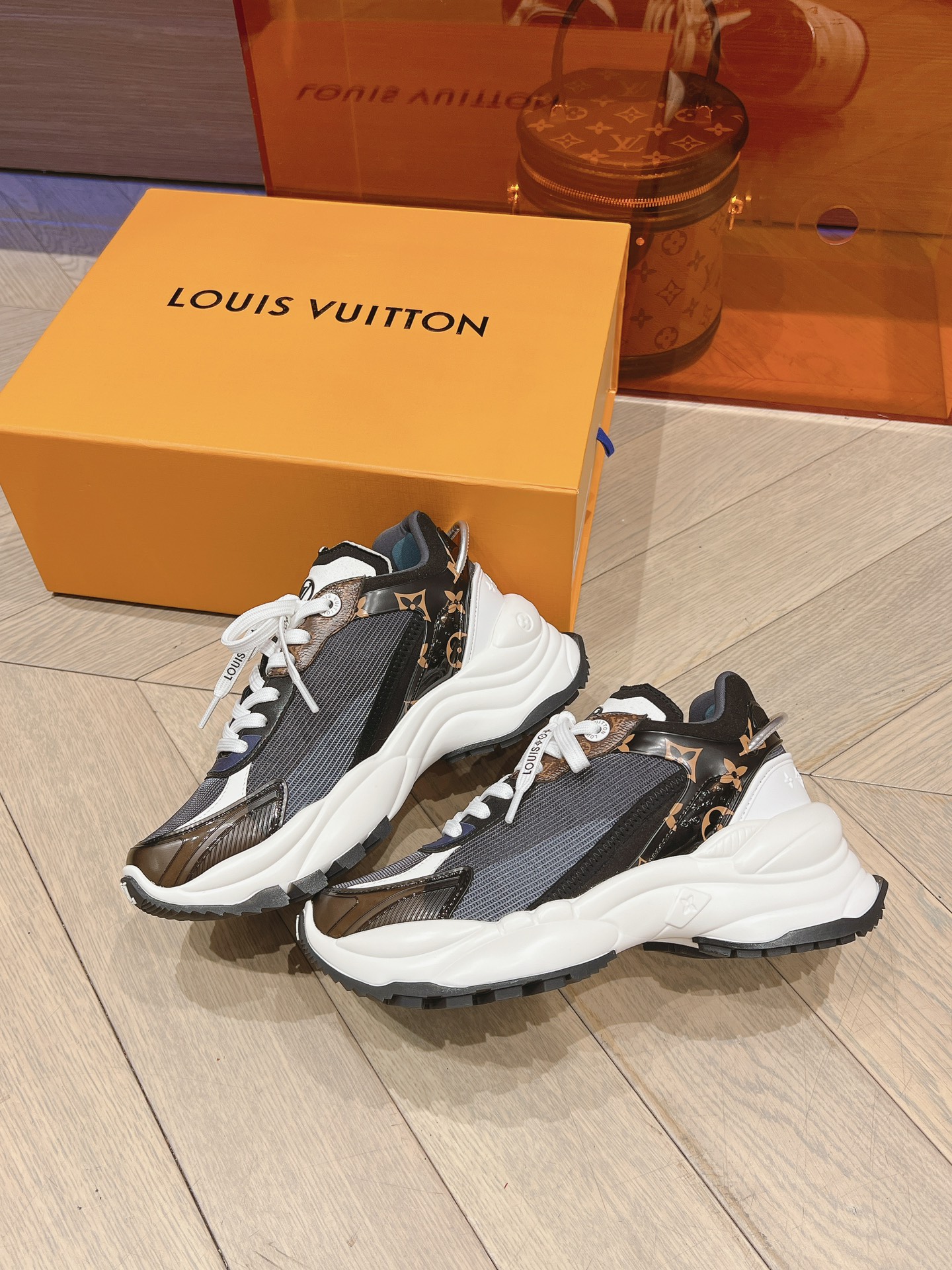 2024新色 LV路易威登高仿鞋子一比一休閒鞋