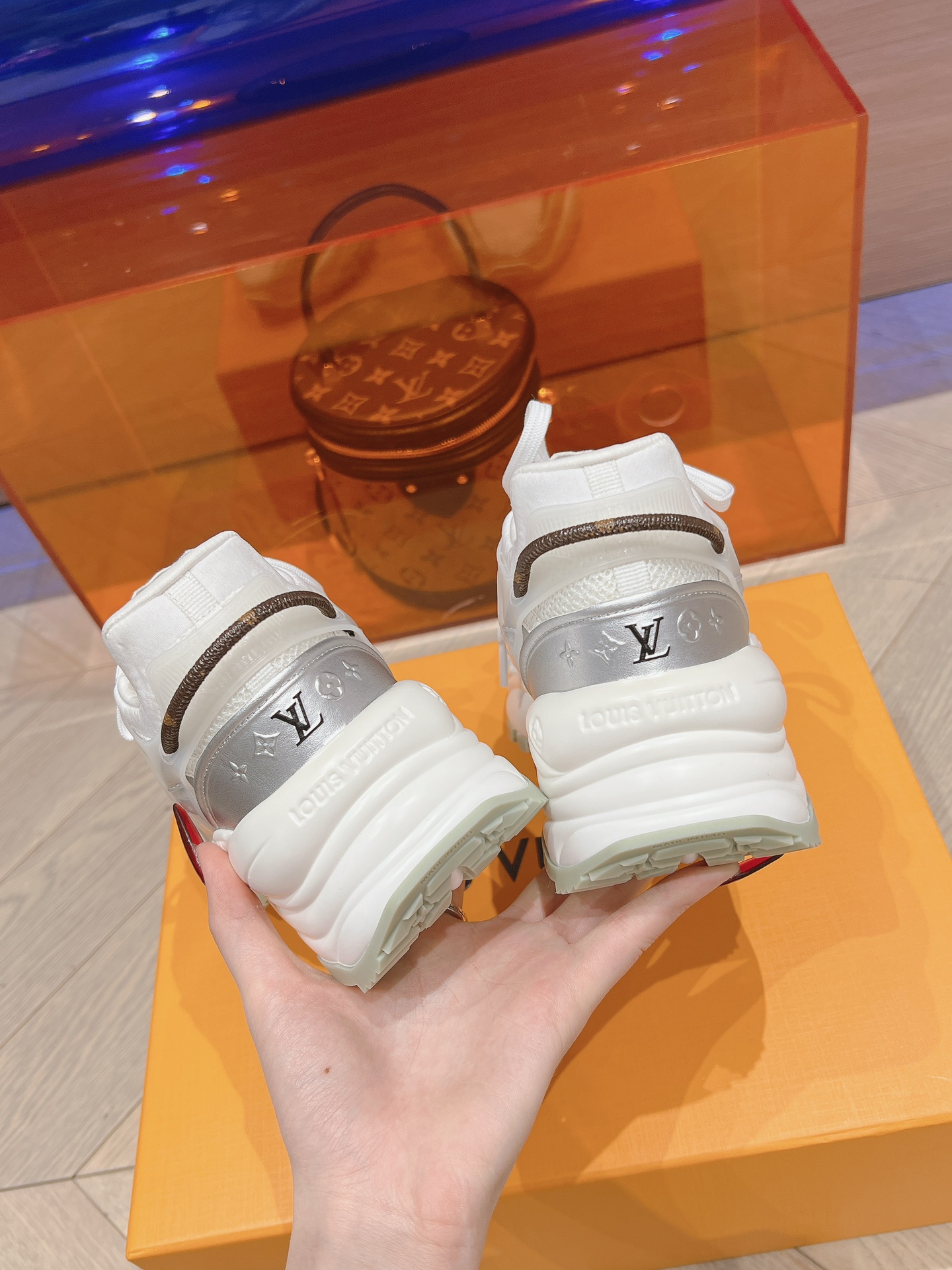 LV頂級A貨1:1復刻升級材料女款時尚休閒鞋運動鞋