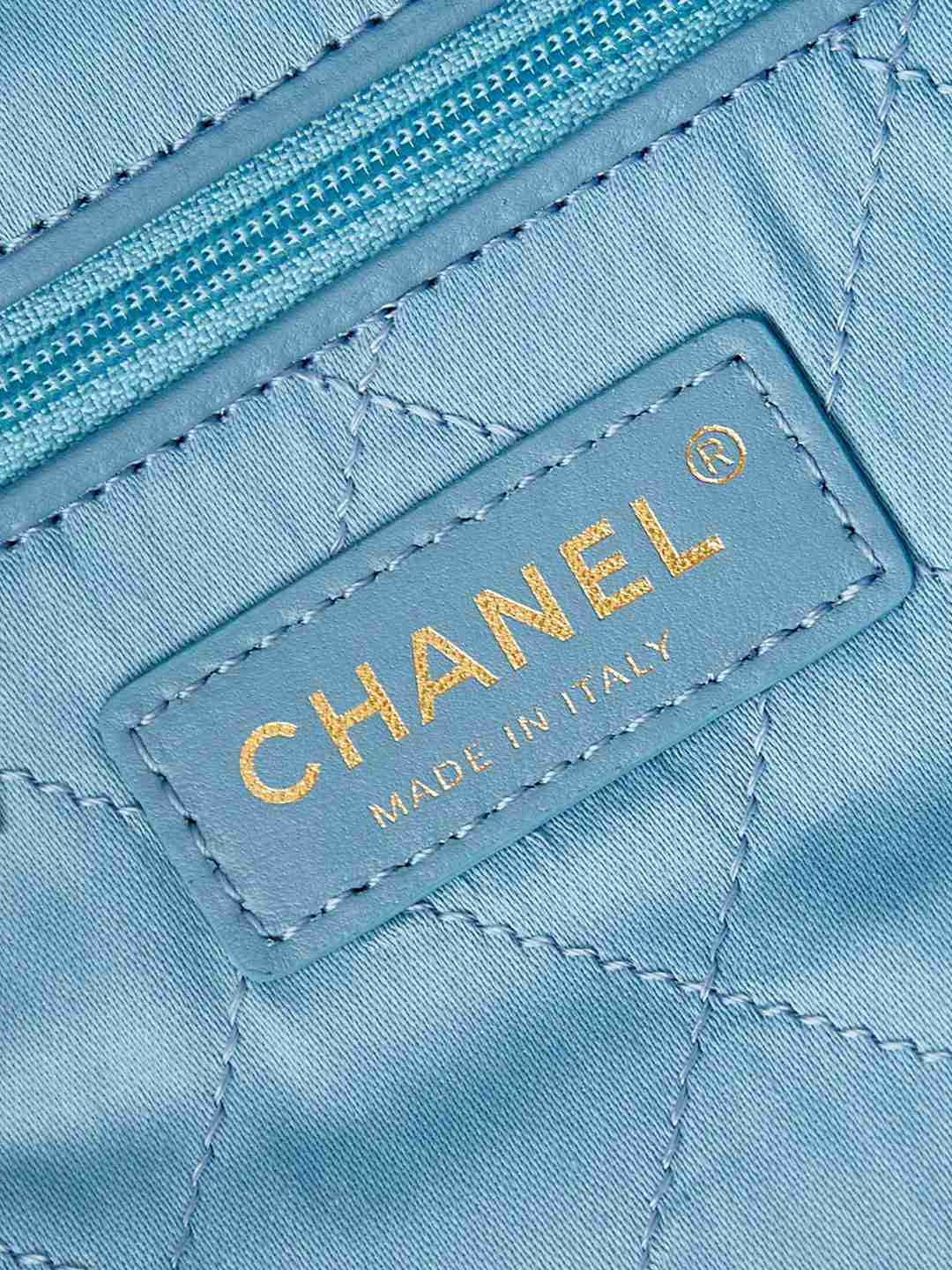 25C早春幻彩色垃圾袋CHANEL高仿22bag系列藍色手提包