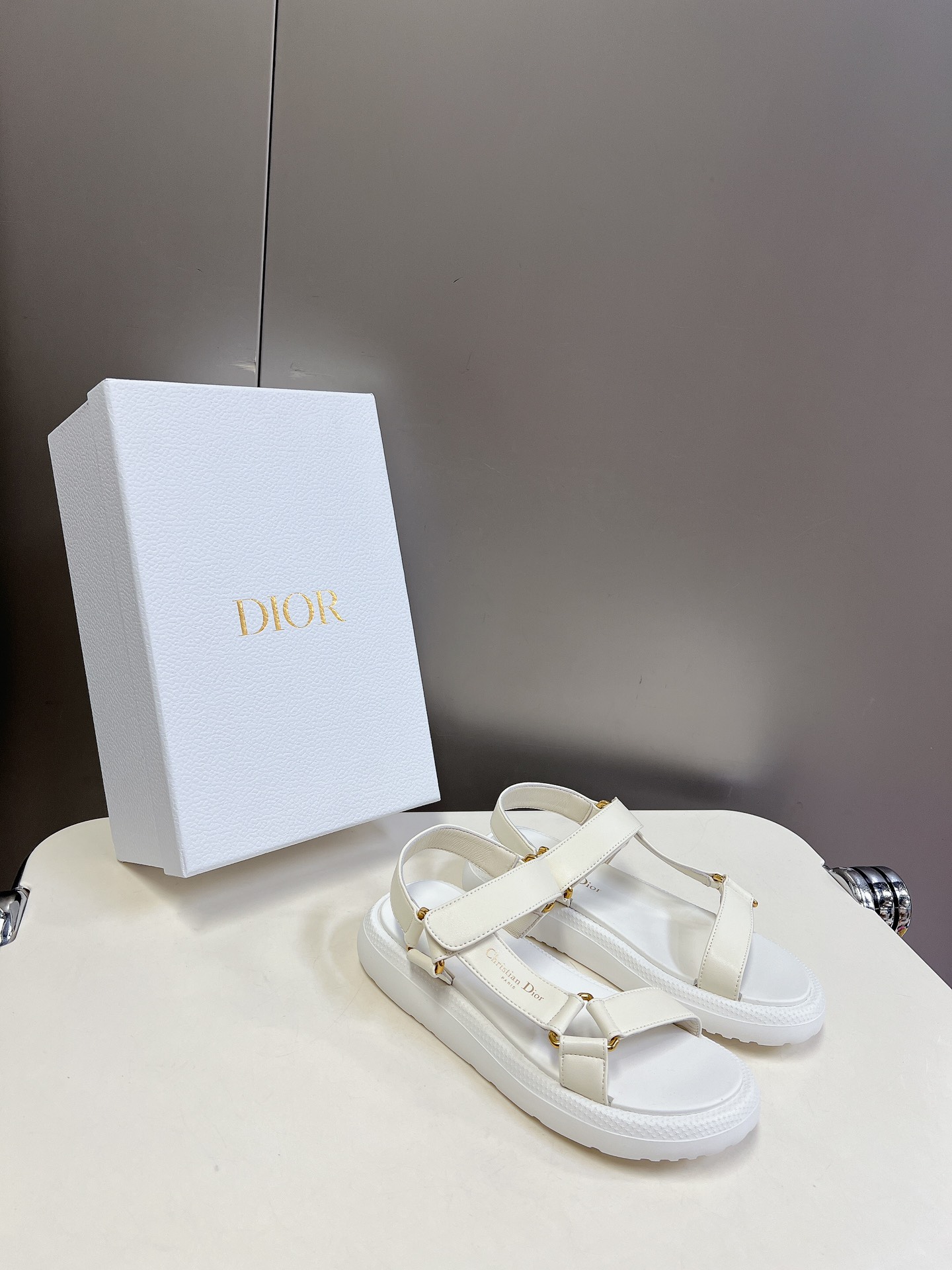 DIOR 最新品高仿魔術貼涼鞋 白色