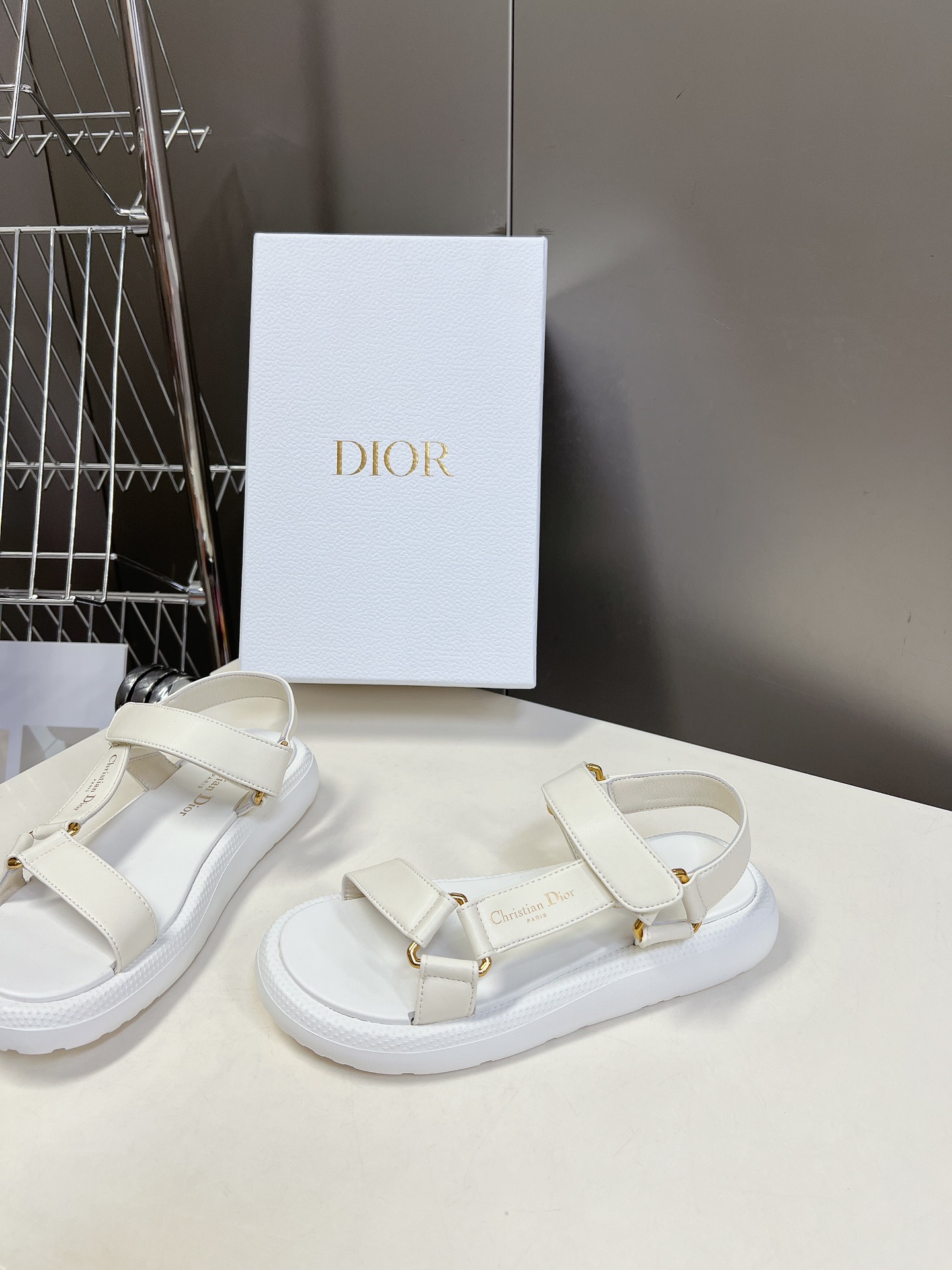 DIOR 最新品高仿魔術貼涼鞋 白色