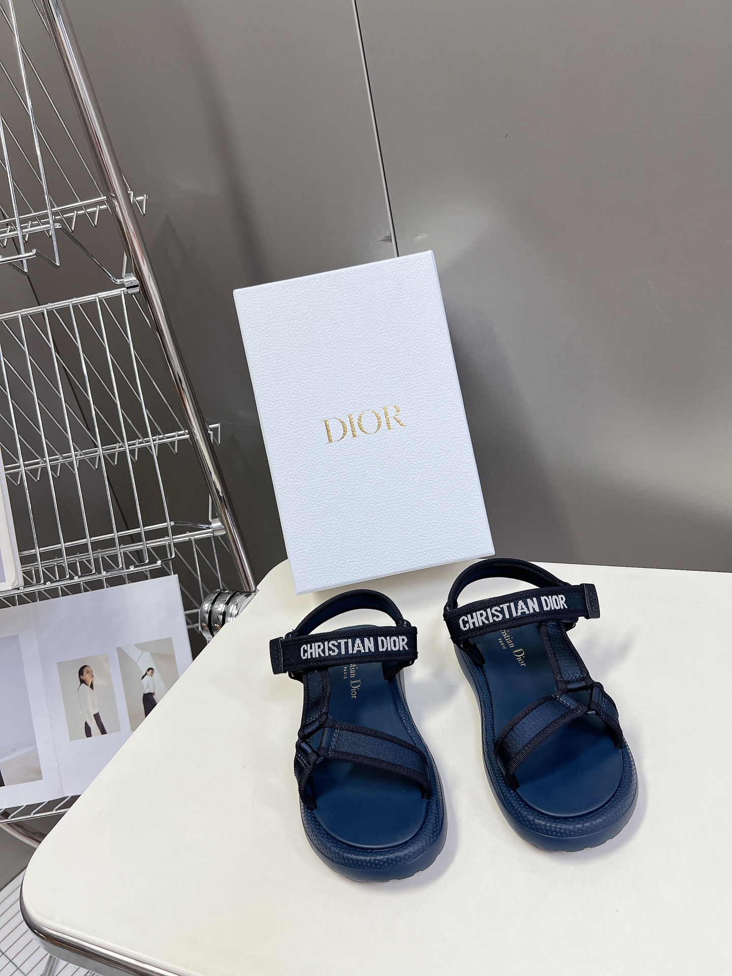 高仿DIOR春夏新品魔術貼涼鞋 羊皮內裡 寶藍色