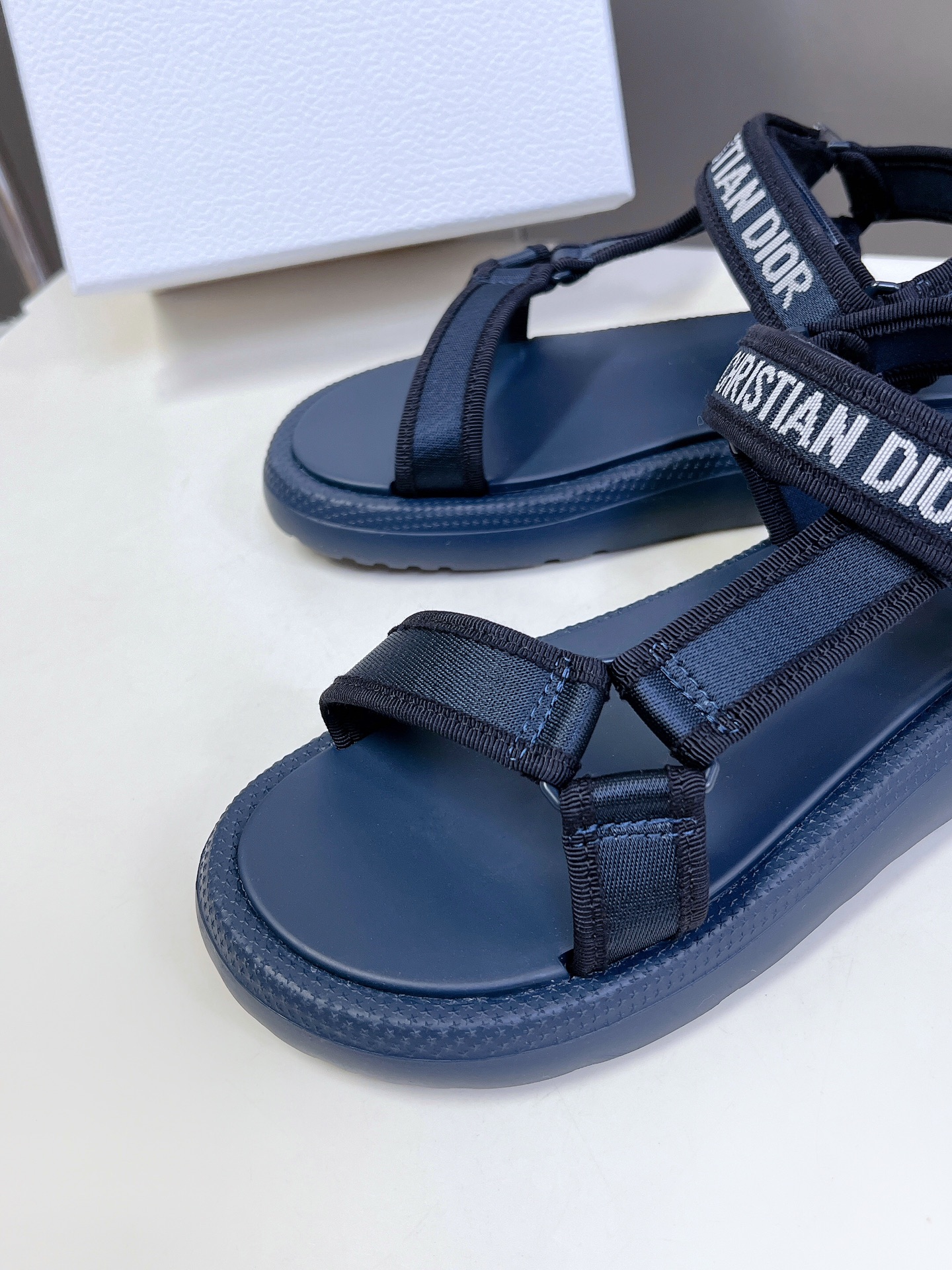 高仿DIOR春夏新品魔術貼涼鞋 羊皮內裡 寶藍色