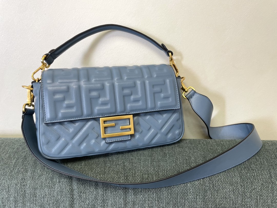 Fendi芬迪精仿 logo系列女款包包t’s not a bag，it