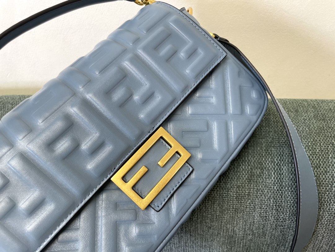 Fendi芬迪精仿 logo系列女款包包t’s not a bag，it