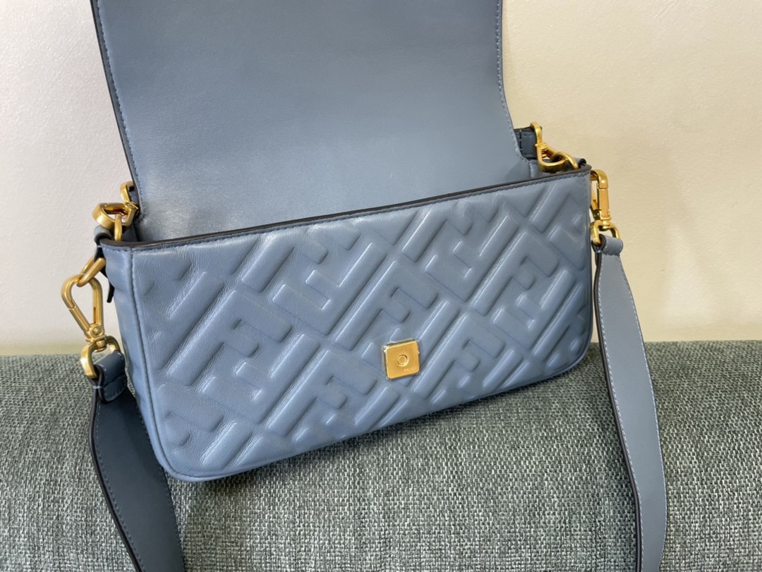 Fendi芬迪精仿 logo系列女款包包t’s not a bag，it