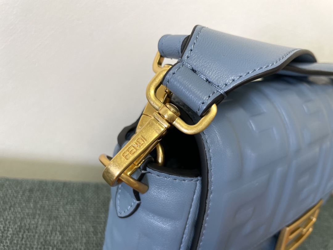 Fendi芬迪精仿 logo系列女款包包t’s not a bag，it