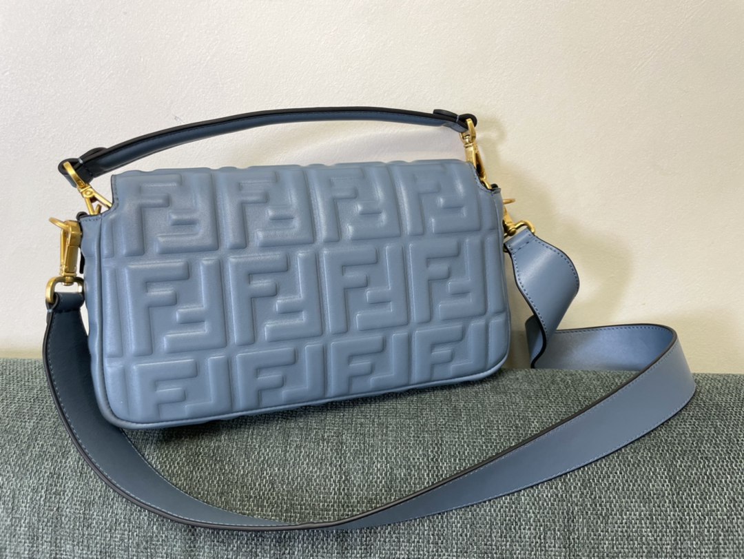 Fendi芬迪精仿 logo系列女款包包t’s not a bag，it