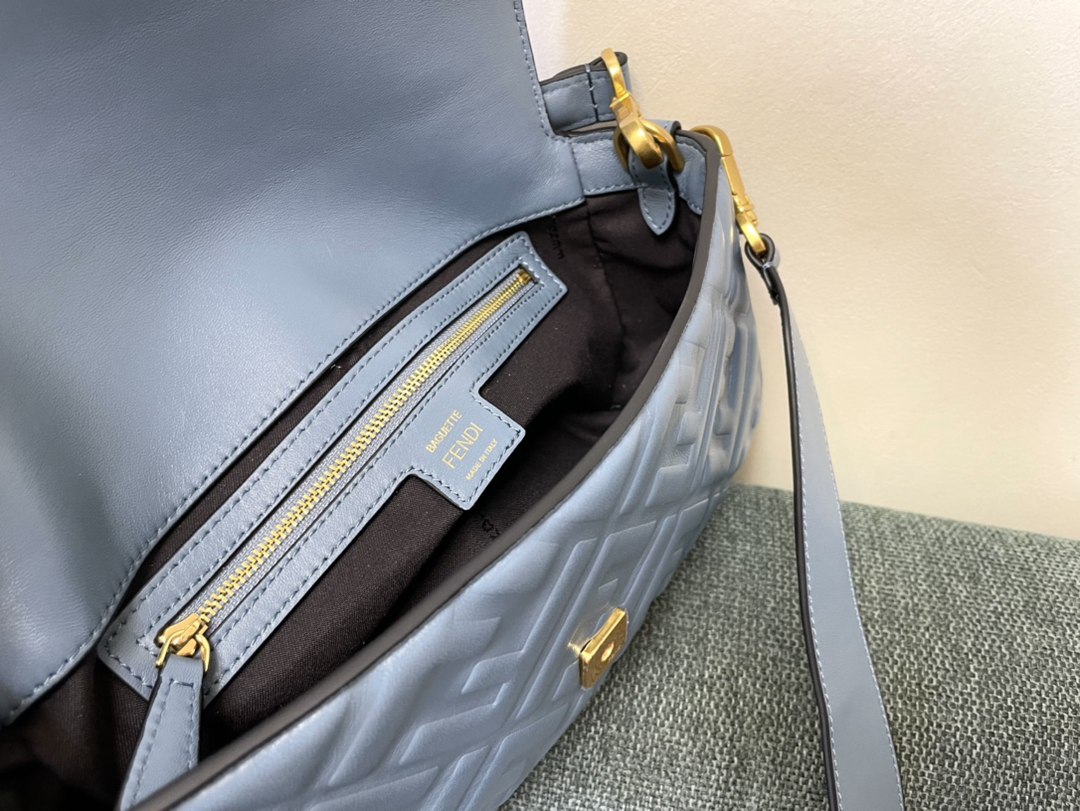 Fendi芬迪精仿 logo系列女款包包t’s not a bag，it