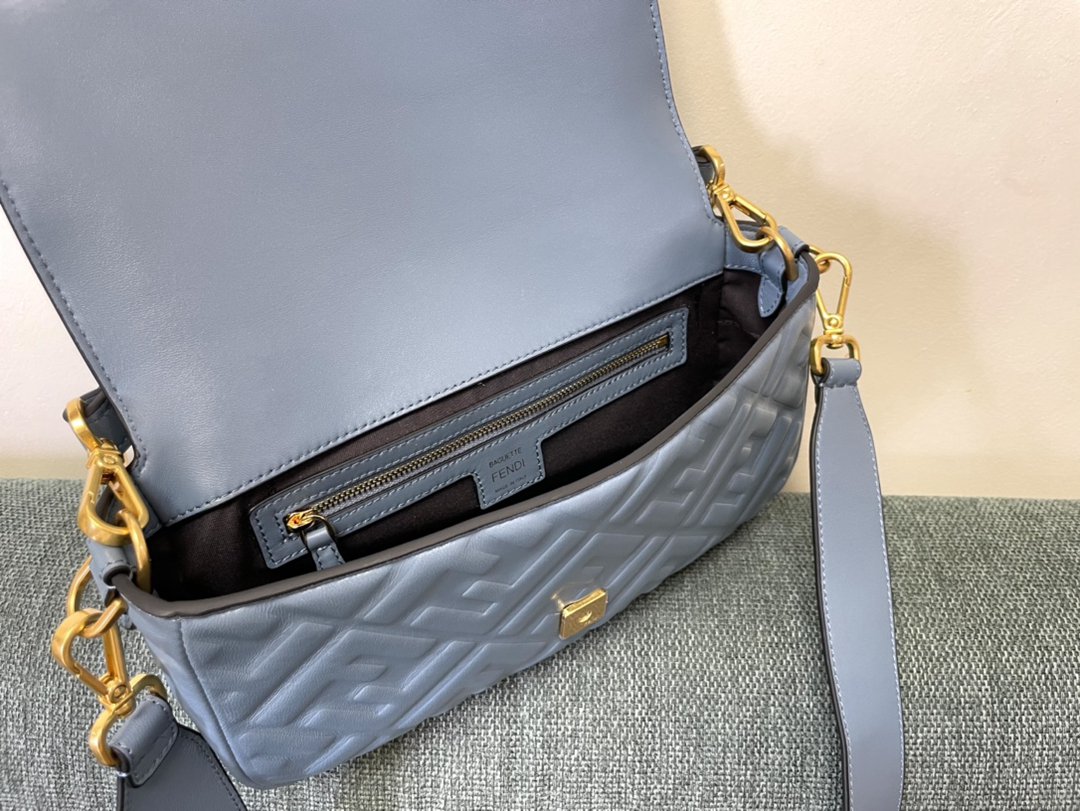 Fendi芬迪精仿 logo系列女款包包t’s not a bag，it