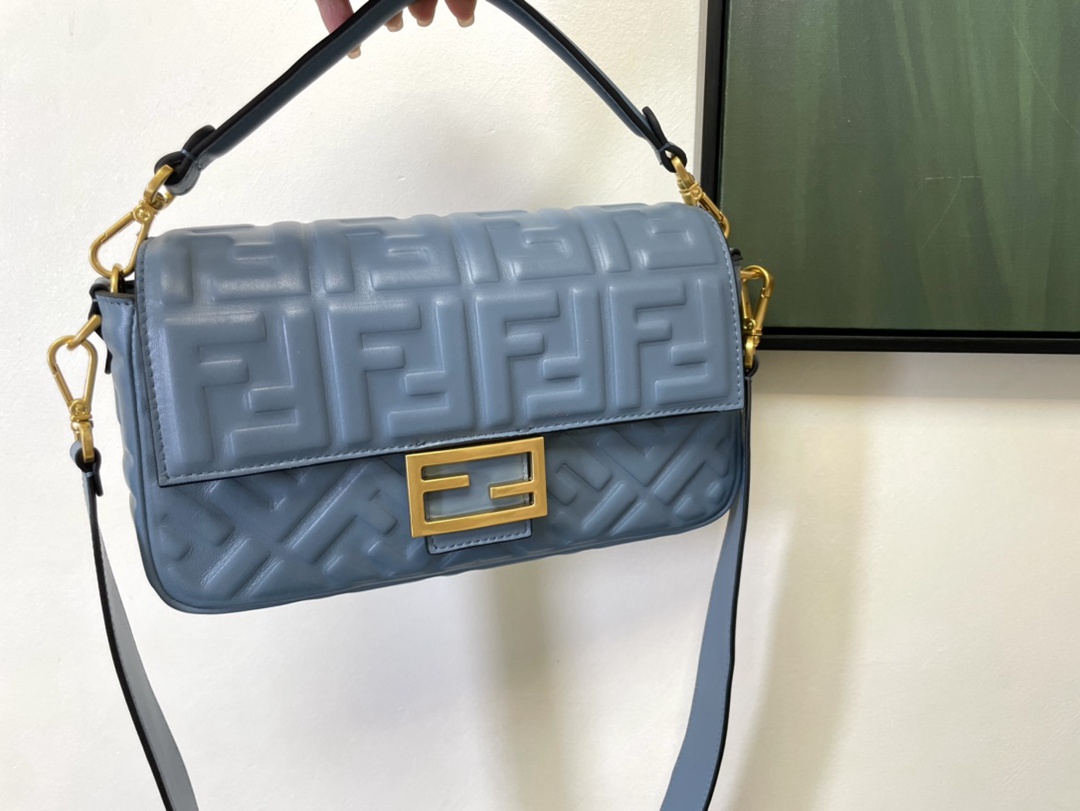 Fendi芬迪精仿 logo系列女款包包t’s not a bag，it