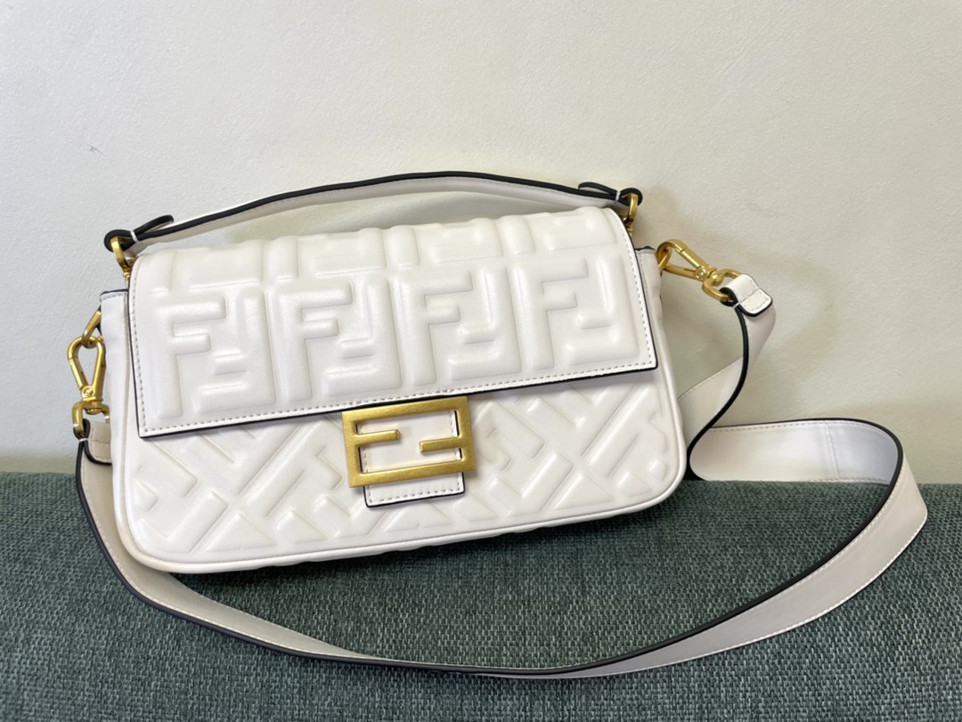 精緻好看Baguette FF logo系列芬迪Fendi米白色包包斜挎包