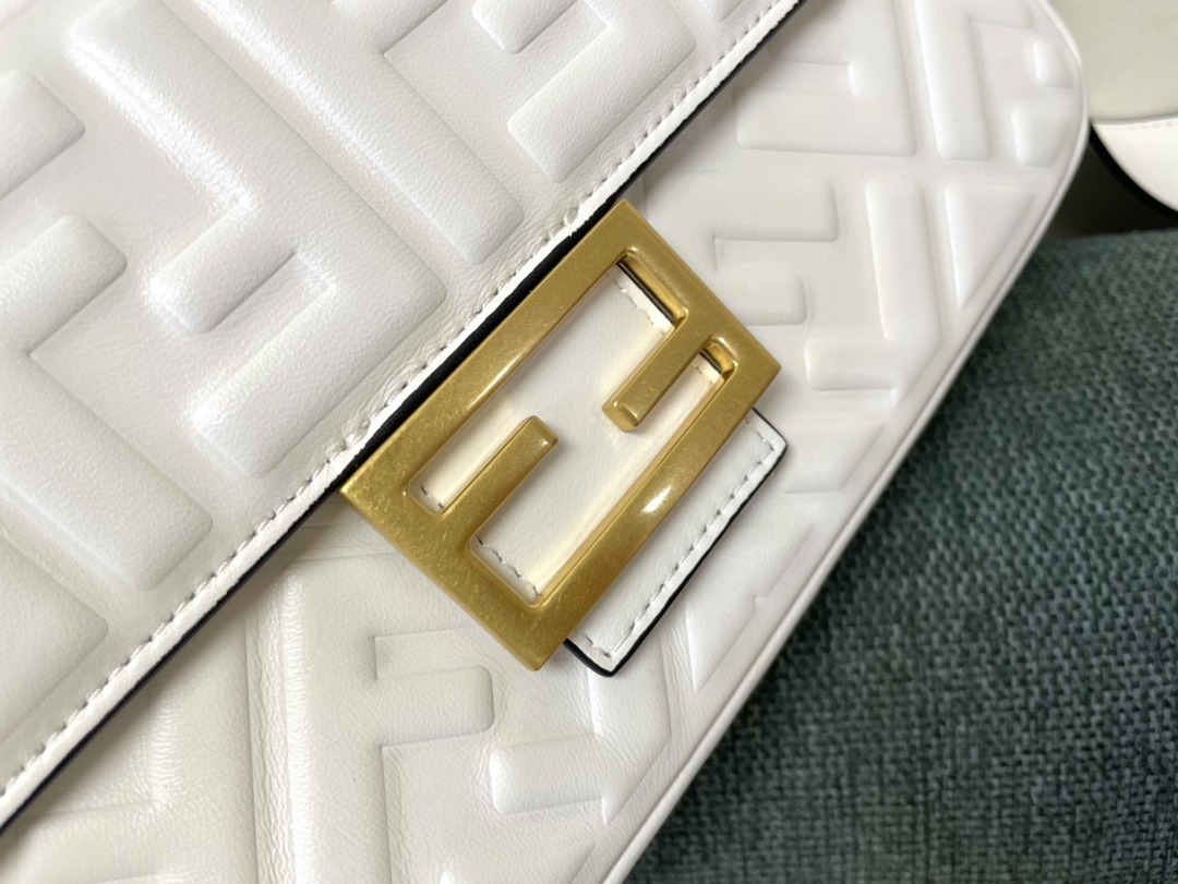 精緻好看Baguette FF logo系列芬迪Fendi米白色包包斜挎包
