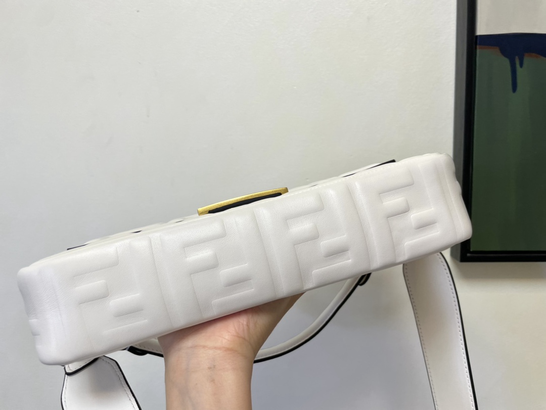 精緻好看Baguette FF logo系列芬迪Fendi米白色包包斜挎包