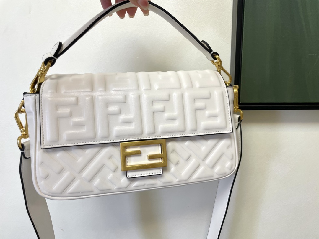 精緻好看Baguette FF logo系列芬迪Fendi米白色包包斜挎包