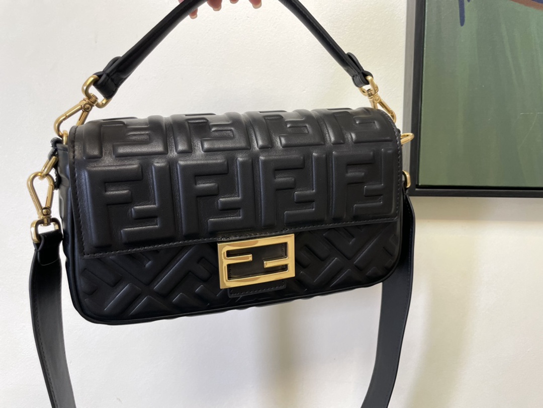 耐看的黑色Baguette FF logo系列芬迪高仿包包斜挎包