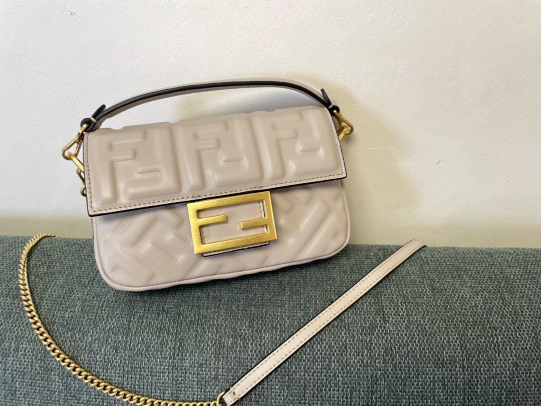 Fendi芬迪高仿包包Baguette FF logo系列女款寫卡包 卡其色