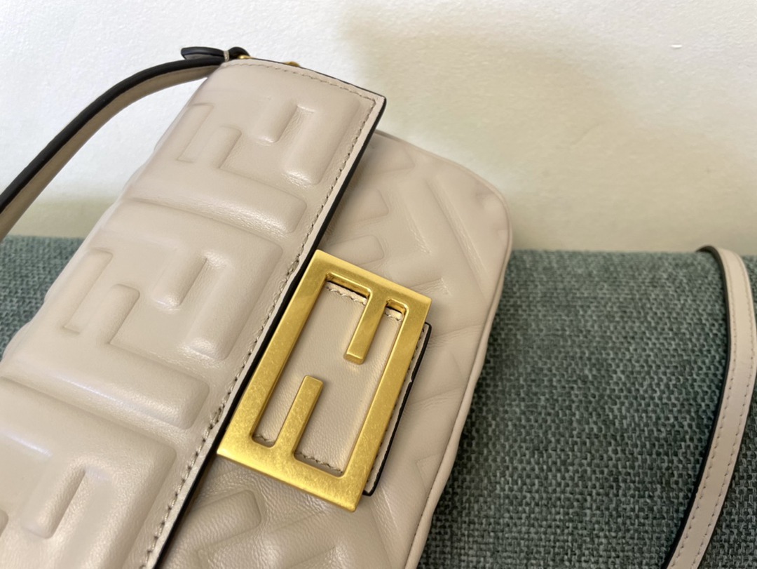 Fendi芬迪高仿包包Baguette FF logo系列女款寫卡包 卡其色