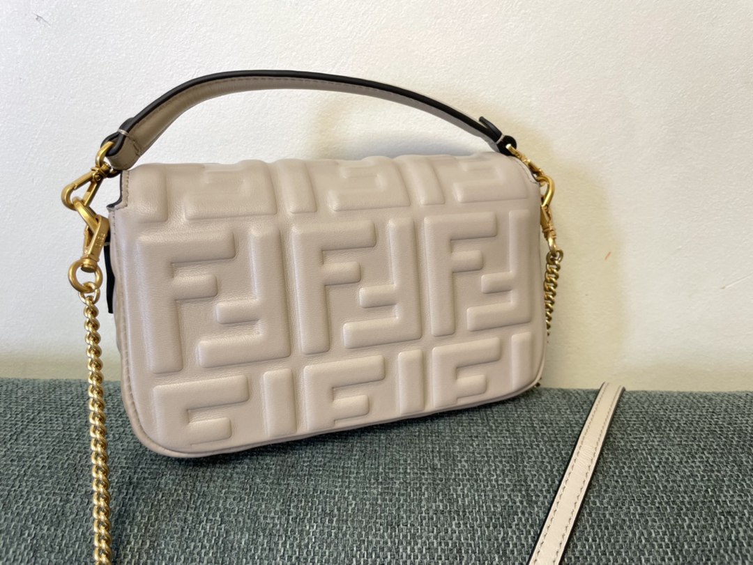 Fendi芬迪高仿包包Baguette FF logo系列女款寫卡包 卡其色