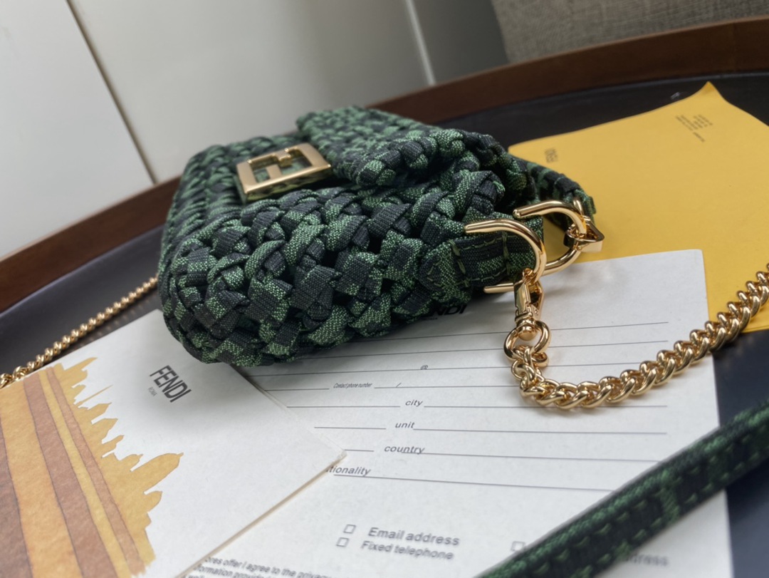 Fendi新品老花編輯法棍包一比一設計斜挎包