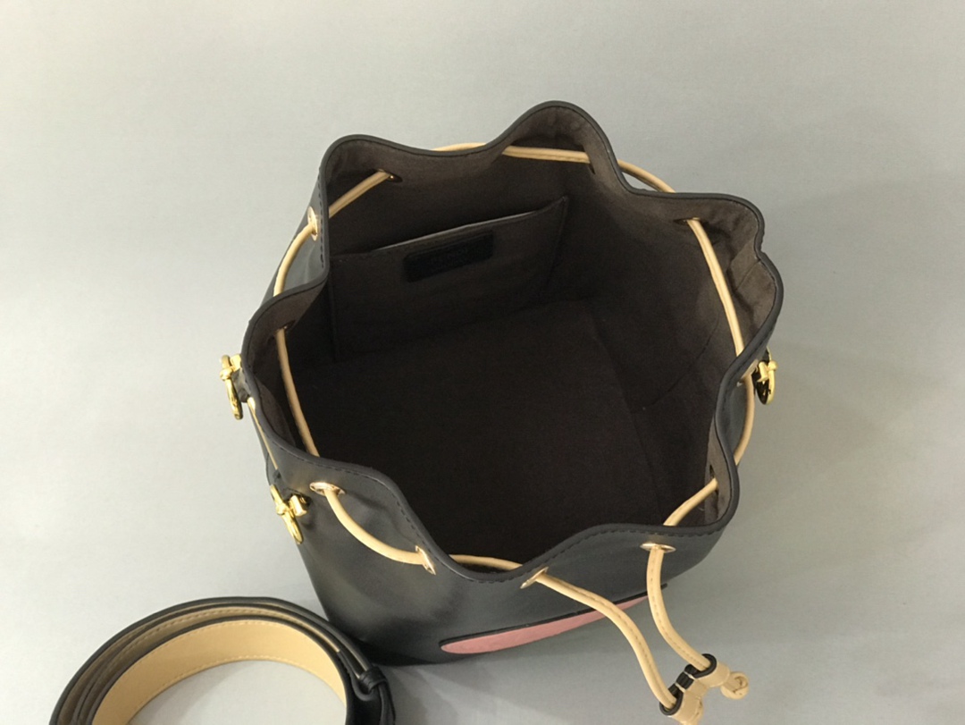 頂級原單芬迪Mon Tresor 斜挎包水桶包17CM