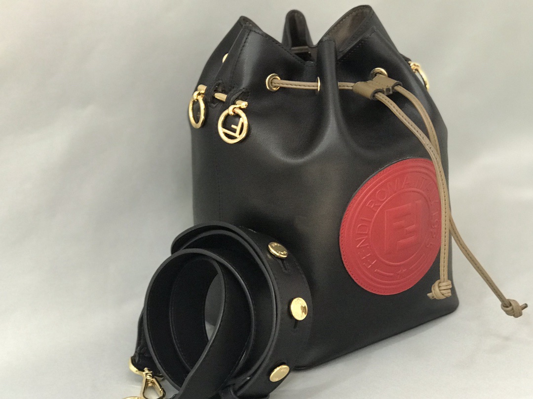 2024新品Fendi 原單 Mon Tresor 系列雙肩包水桶包