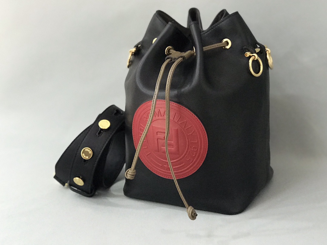 2024新品Fendi 原單 Mon Tresor 系列雙肩包水桶包
