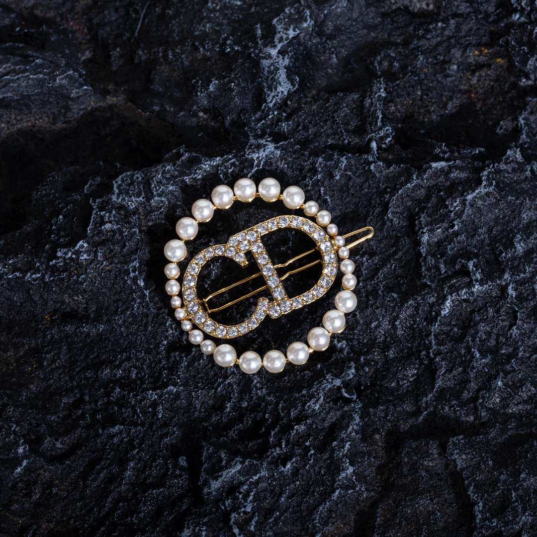 高端定制版本DIOR logo設計批發零售胸針