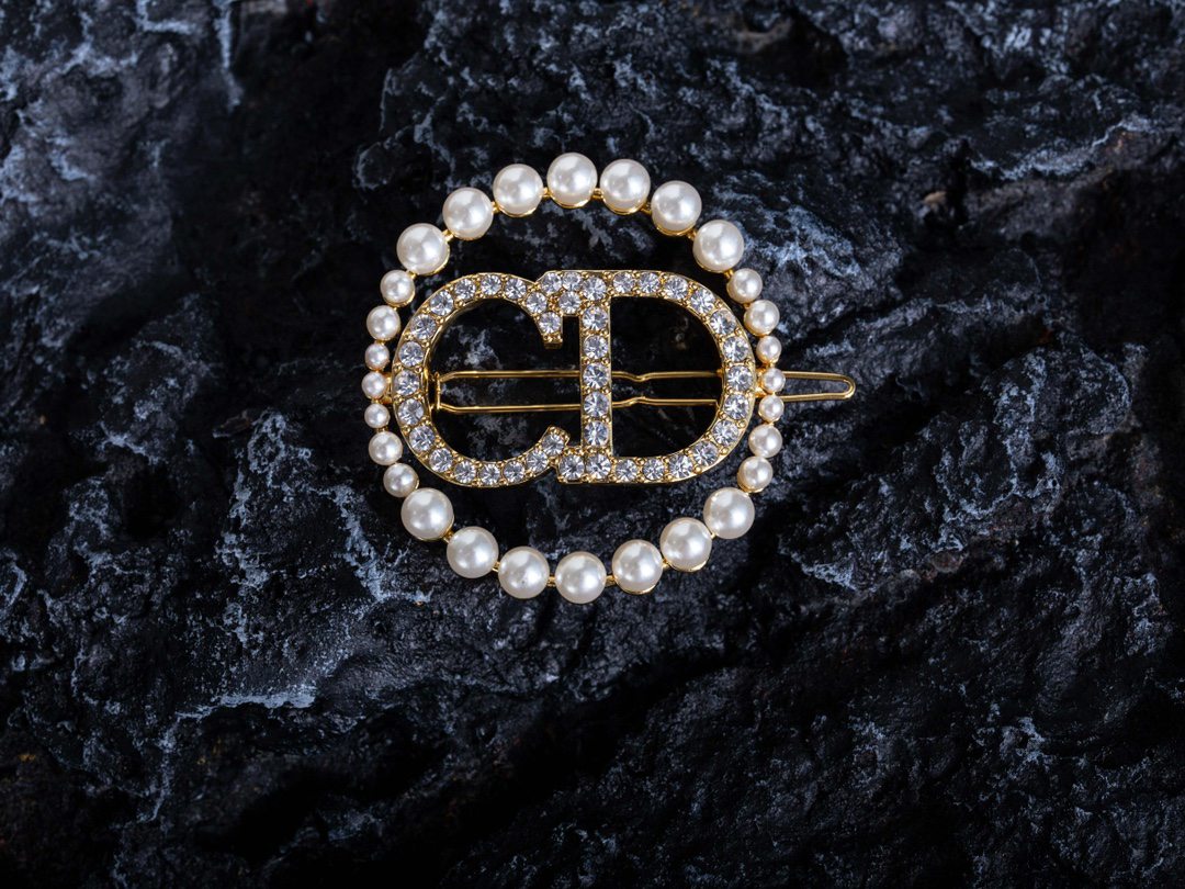 高端定制版本DIOR logo設計批發零售胸針