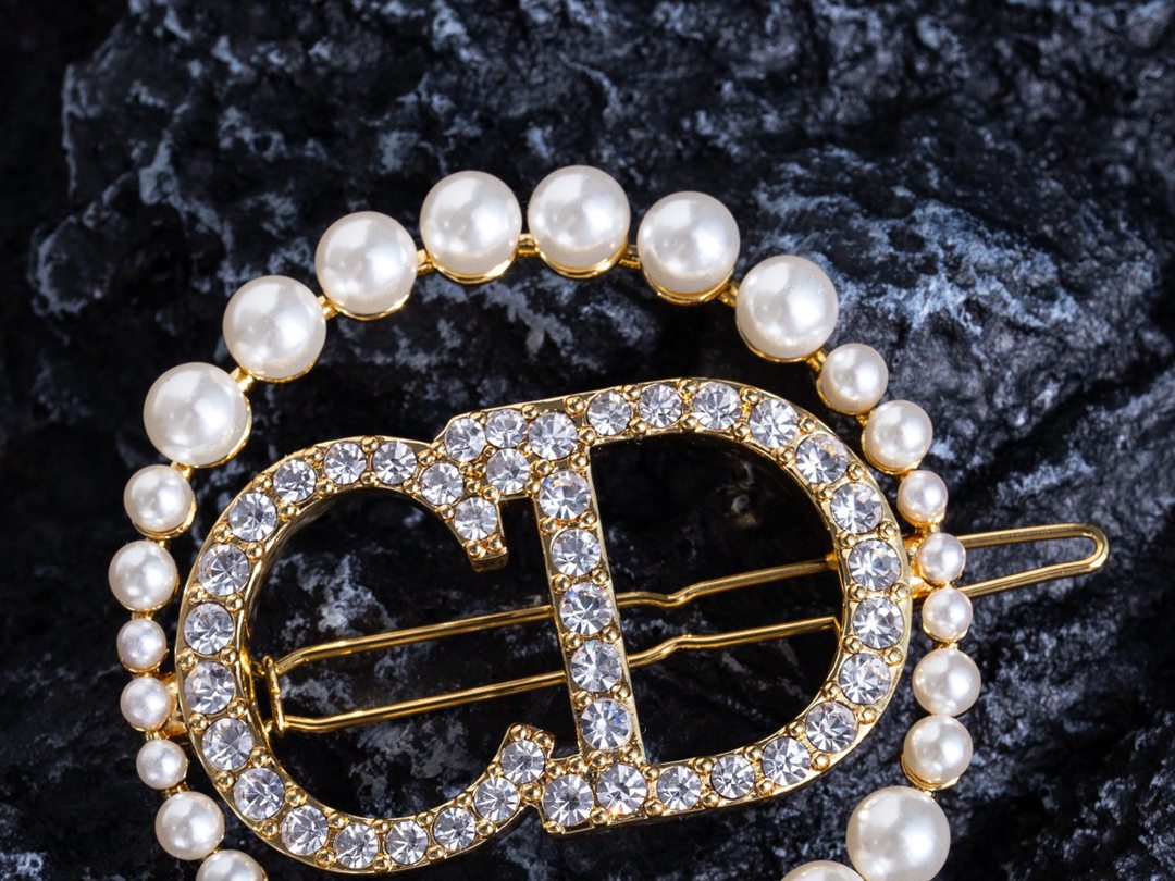 高端定制版本DIOR logo設計批發零售胸針