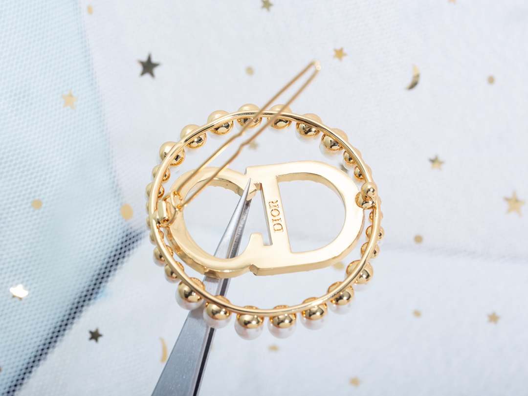 高端定制版本DIOR logo設計批發零售胸針
